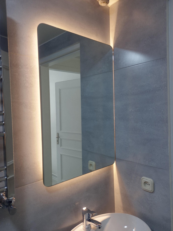 آینه ترمووال ۸۰×۶۰ بک لایت تاچ دار با نور مخفی و طراحی مدرن مناسب سرویس بهداشتی و حمام